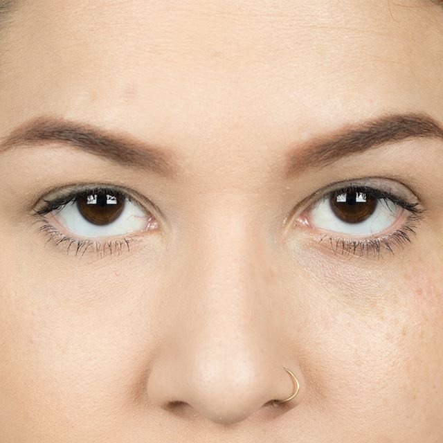 Pó compacto que minimiza os poros; testei! 😗 o pó é o Effaclair BB Blur da @larocheposaybr que chegou aqui em casa por esses dias e eu me apaixonei no primeiro uso! Na foto to usando o BB cream da @latikacosmetics , que por si só já suaviza horrores as manchinhas e diferenças de tom de pele, e somente do lado esquerdo usei o pó. Foto sem retoques! 🤗 o toque aveludado ainda é real, amei demais! #aprovadíssimo | sabia que tem vídeo novo lá no canal mostrando 5 makes que eu com certeza compraria de novo? Vem ver! Link na bio!
.
.
.
.
.
.
.
#larocheposay #pócompactoeffaclairbbblur #bbblur #effaclairbbblur #effaclair #testei #testeiegostei #testeieaprovei #resenha #resenhaeffaclairbbblur #luaninxlo #closeup #makeuptesters #makeuplover #dicas #maquiagem #maquiagembrasil #blogueirasdemanaus #youtuber #rostodeneve
