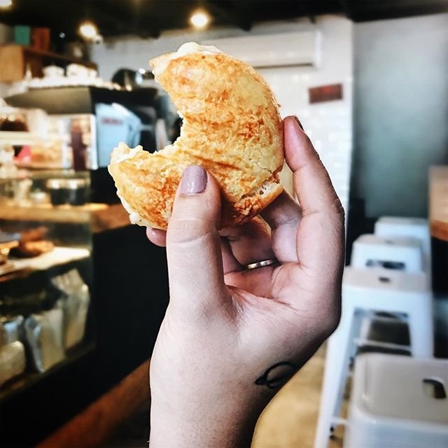 A lua é um pão de queijo gigante, não vê quem não quer. 🌕 | at @kalenacafe 💘
.
.
.
.
.
.
.
#cheesebread #pãodequeijo #foodography #moon #cheesemoon #luaninxlo #saturn #saturntattoo #spacetattoo #tatuagem #tatuagemsaturno #handtattoo #tatuagemnamão #parededevidro #aquareladetalentos #food #dicas #dicasdemanaus #ondecomeremmanaus