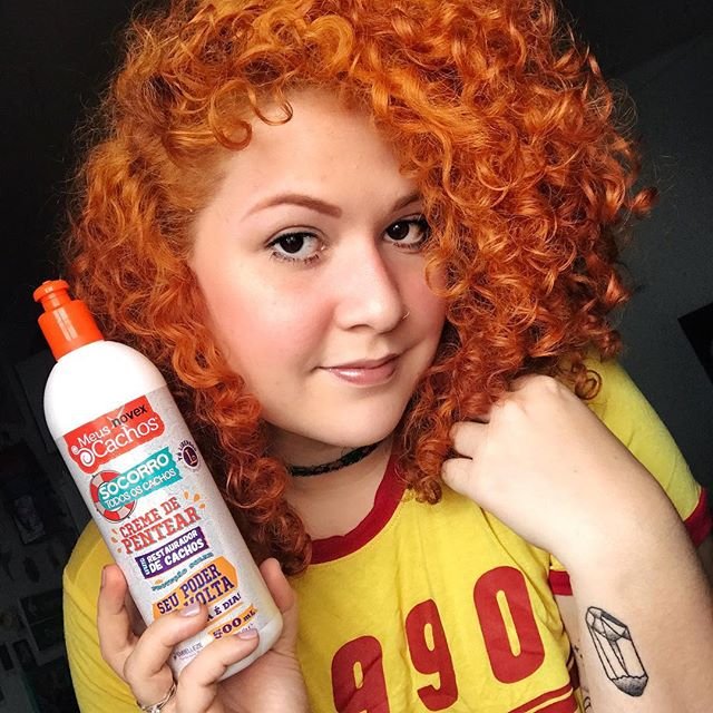 Nunca posto foto nesse ângulo por causa da minha raiz que costuma estar pretinha; dessa vez saímos por cima! 💕 O ruim do retoque é a parte da descoloração, que querendo ou não acaba dando aquela detonada e assim perdendo os cachos. Já no dia seguinte fiz uma reconstrução bacana e finalizei com esse creme Novex Meus Cachos 🆘Socorro🆘 pra todos os cachos! É um reparador de cachos da @embelleze com proteção solar que conseguiu dar essa forcinha pra ele se recuperar e definir. To ruivassa e cacheadassa de novo, amém ❤️
.
.
.
.
.
.
.
.
#blogueirasdemanaus #ruiva #redhead #curlyredhead #curlygirl #embelleze #meuscachosembelleze #meuspreferidos #meuscachos #tattooedgirls #novex #luaninxlo #cachosbra #cachosbrasil #cute #girly #retro #retrogirl #retroginger #ginger #manaus #blogger #rostodeneve