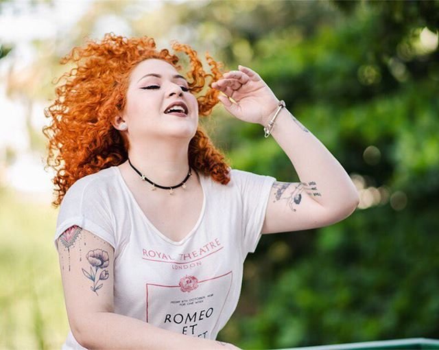 Ser ruiva é ser usada por estranhos perdidos como ponto de referência. Alô berenice? Aqui ó do lado da menina de cabelo laranja!
.
.
.
.
.
.
.
.
.
#ruiva #redhead #redheadproblems #sóruivassabem #ginger #girl #tattooedginger #tattooedredhead #luaninxlo #tattoos #ruivatatuada #hairwhip #curly #meuscachosembelleze #meuscachos #cacheada #cachosbra #cachosbrasil #curlyredhead #blogger #rostodeneve